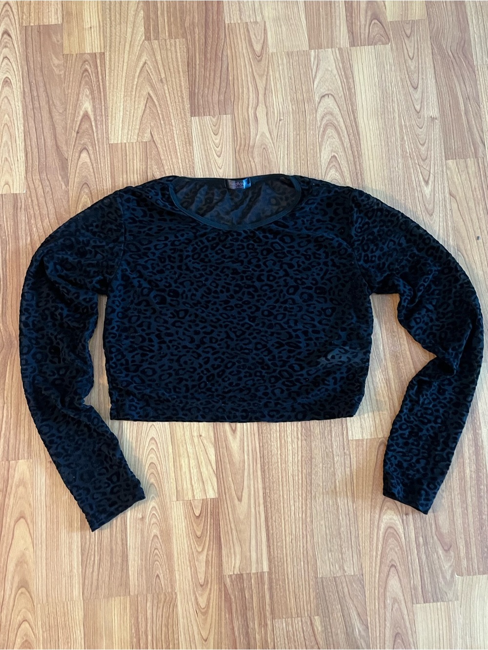 Women's Black Leopard Velvet Crop Long-Sleeve Top